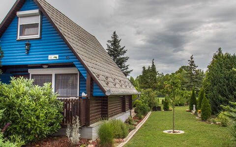 Blue: Pflanze, Wolke, Himmel, Gebäude, Eigentum, Fenster, Baum, Grundstueck, Haus, Natürliche Landschaft