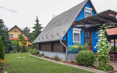 Blue: Pflanze, Himmel, Wolke, Gebäude, Fenster, Haus, Baum, Grundstueck, Nachbarschaft, Holz