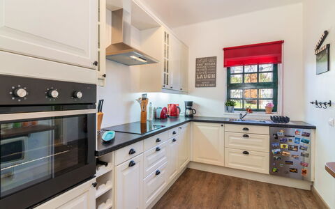 Roberts: Countertop, Zimmer, Küche, Eigentum, Möbel, Cabinetry, Interior Design, Gebäude, Holzboden, Fussboden