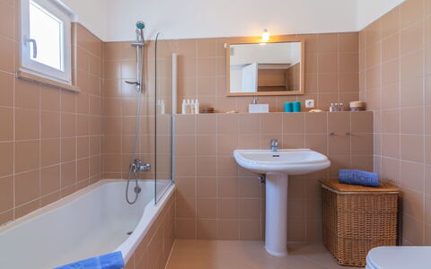 Roberts: Badezimmer, Zimmer, Eigentum, Fliese, Interior Design, Fussboden, Wand, Armatur, Die Architektur, Gebäude