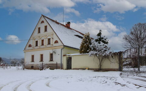 Statek Martínkovice: Himmel, Wolke, Gebäude, Eigentum, Schnee, Fenster, Baum, Haus, Grundstueck, Natürliche Landschaft