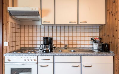Reinskopf 100.4: Cabinetry, Countertop, Eigentum, Küchengerät, Herd, Gasherd, Cooktop, Küche, Spüle, Haushaltsgerät