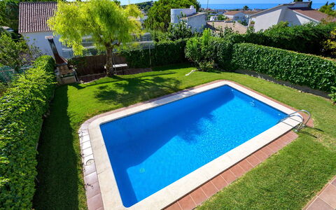 Envalira: Schwimmbad, Verbundwerkstoff, Freizeit, Garten, Hinterhof, Resort, Landscaping, Schatten, Eco Hotel, Garten