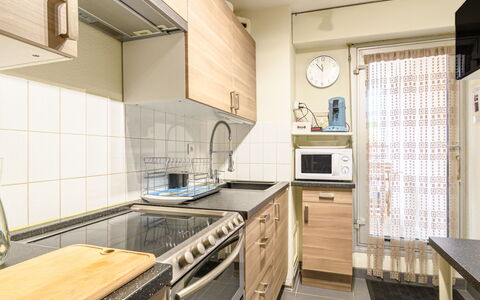 Artéthys: Spüle, Cabinetry, Sinken, Eigentum, Countertop, Zapfhahn, Herd, Küche, Holz, Armatur