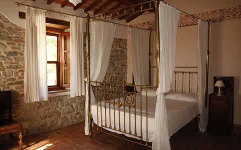 Villa Venanzo: Zimmer, Bett, Möbel, Eigentum, Interior Design, Fussboden, Gebäude, Schlafzimmer, Himmelbett, Bettrahmen