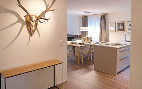 Monazit: Zimmer, Fussboden, Geweih, Interior Design, Eigentum, Horn, Beleuchtung, Möbel, Wand, Flooring