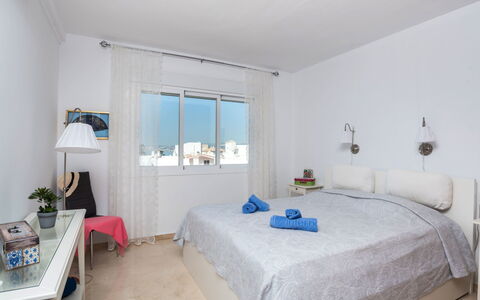 Carmen Vistamar: Schlafzimmer, Zimmer, Eigentum, Bett, Möbel, Bettdecke, Bettrahmen, Interior Design, Gebäude, Wand