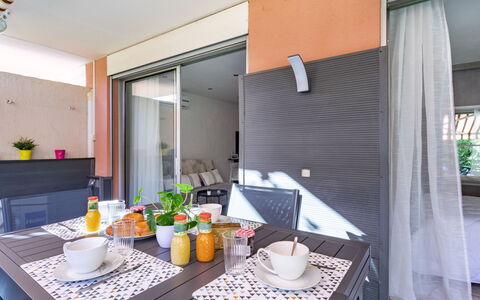 Le Marbeau: Tabelle, Eigentum, Geschirr, Möbel, Gebäude, Interior Design, Fenster, Beleuchtung, Orange, Holz