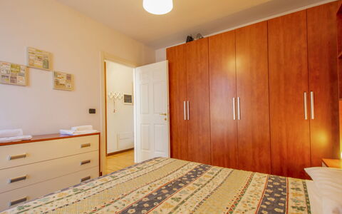 La Rondine (Luu280): Eigentum, Holz, Interior Design, Orange, Gebäude, Fussboden, Flooring, Cabinetry, Tür