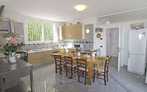 La Rosa: Eigentum, Zimmer, Gebäude, Möbel, Fussboden, Esszimmer, Haus, Interior Design, Grundeigentum, Tabelle