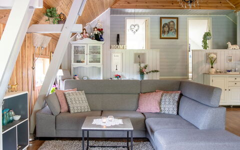 Rødehuset: Couch, Eigentum, Möbel, Weiss, Bilderrahmen, Interior Design, Beleuchtung, Wohnzimmer, Fussboden