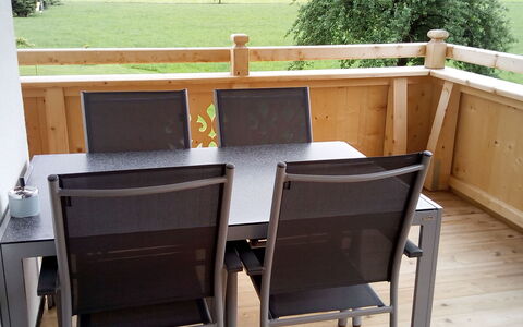 Zillertalblick: Möbel, Stuhl, Zimmer, Tabelle, Deck, Holzbeize, Schreibtisch, Balkon, Hartholz, Holz