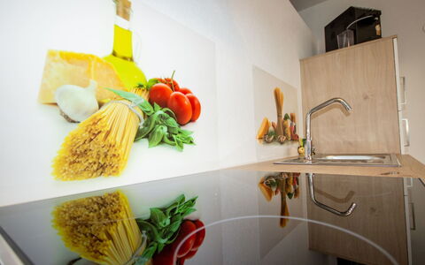 Ötz 150: Essen, Zapfhahn, Cabinetry, Countertop, Armatur, Dishware, Orange, Interior Design, Sinken, Gelb