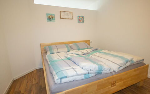 Ötz 150: Schlafzimmer, Bett, Möbel, Zimmer, Eigentum, Bettrahmen, Fussboden, Bettdecke, Bedding, Matratze