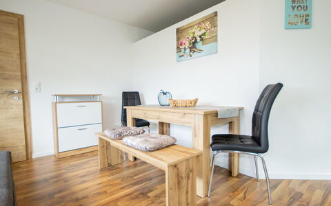 Ötz 150: Zimmer, Möbel, Eigentum, Fussboden, Interior Design, Holzboden, Hartholz, Tabelle, Gebäude, Haus