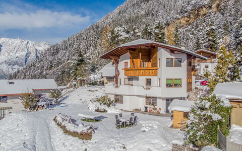 Ötz 150: Gebäude, Pflanze, Schnee, Himmel, Fenster, Berg, Wolke, Haus, Baum, Steigung
