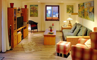 Schwalenberg 121: Wohnzimmer, Zimmer, Möbel, Interior Design, Eigentum, Fussboden, Gebäude, Holzboden, Haus, Wand