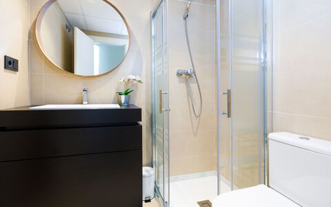 Creativo: Badezimmer, Zimmer, Eigentum, Interior Design, Armatur, Zapfhahn, Die Architektur, Fliese, Tür, Duschtür