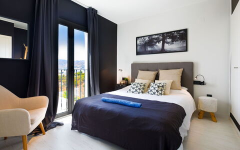 Creativo: Schlafzimmer, Möbel, Bett, Zimmer, Interior Design, Eigentum, Bettdecke, Bedding, Bettrahmen, Matratze
