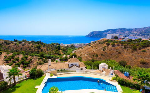 Creativo: Eigentum, Schwimmbad, Natürliche Landschaft, Resort, Grundeigentum, Urlaub, Estate, Haus, Azurblau, Gebäude