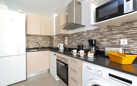 Calpe Beach i: Eigentum, Countertop, Zimmer, Küche, Cabinetry, Möbel, Interior Design, Gebäude, Gelb, Haus