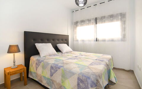 Calpe Beach i: Schlafzimmer, Bett, Bettdecke, Möbel, Bedding, Eigentum, Zimmer, Bettrahmen, Bettwäsche, Wand