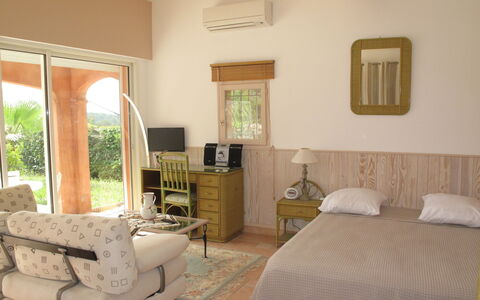 Le Cabanon: Zimmer, Möbel, Schlafzimmer, Eigentum, Interior Design, Bettdecke, Bettrahmen, Bett, Gebäude, Bedding