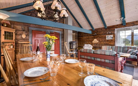 Eiketun: Möbel, Interior Design, Holz, Decke, Flooring, Tabelle, Light Fixture, Fussboden, Esszimmer, Küche & Esszimmer Tisch