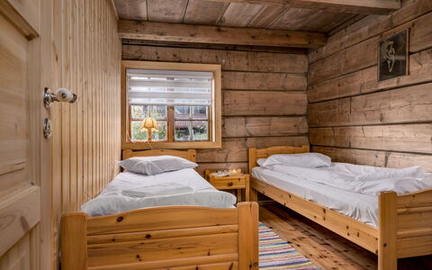 Eiketun: Schlafzimmer, Holz, Möbel, Bett, Interior Design, Flooring, Fussboden, Etagenbett, Zimmer, Decke