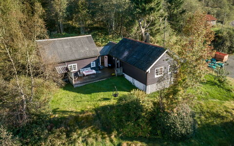 Eiketun: Haus, Hütte, Dach, Strauch, Zuhause, Ländliches Gebiet, Menschliche Siedlung, Bauernhaus, Estate, Garten