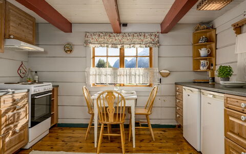 Eiketun: Interior Design, Möbel, Holz, Flooring, Küche, Decke, Countertop, Fussboden, Cabinetry, Zimmer