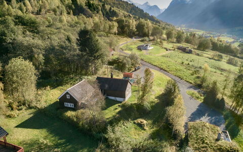Eiketun: Natürliche Landschaft, Haus, Landschaft, Hochland, Ländliches Gebiet, Hütte, Grundstueck, Dorf, Zuhause, Menschliche Siedlung