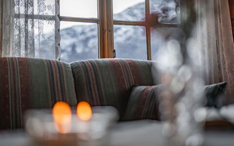 Eiketun: Möbel, Interior Design, Winter, Wohnzimmer, Zimmer, Stuhl, Fensterbehandlung, Daylighting, Vorhang
