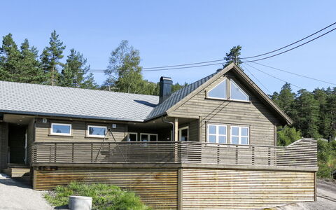 Doghouse: Himmel, Pflanze, Eigentum, Fenster, Gebäude, Baum, Haus, Grundstueck, Holz, Hütte