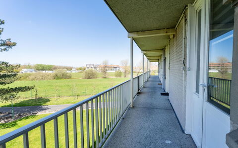 De Haan 311: Wohnung, Rasen, Schatten, Estate, Balkon, Landscaping, Garten, Walkway, Zaun, Veranda
