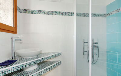 Verveine 609.1: Armatur, Badezimmer, Blau, Rechteck, Interior Design, Regal, Zapfhahn, Flooring, Spiegel