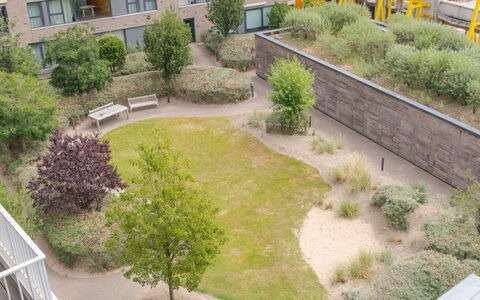 Rooftop Breeze with Parking: Eigentum, Wohngebiet, Urban Design, Öffentlicher Raum, Grundeigentum, Garten, Gras, Gebäude, Landschaft, Garten