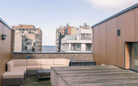 Rooftop Breeze with Parking: Tabelle, Pflanze, Fenster, Gebäude, Baum, Grundstueck, Natürliche Landschaft, Gras, Tisch Im Freien, Stuhl