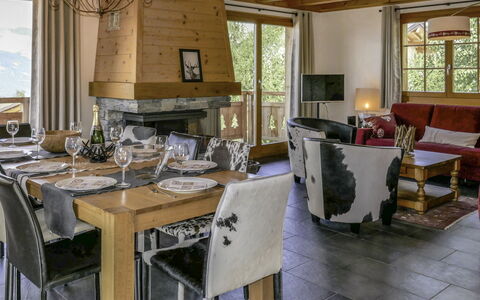 Nendaz 635: Möbel, Tabelle, Fenster, Stuhl, Holz, Bilderrahmen, Textil, Interior Design, Wohnzimmer, Fussboden