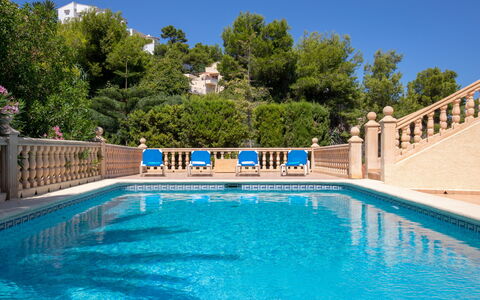 Villa Bellevue: Wasser, Himmel, Pflanze, Schwimmbad, Gebäude, Azurblau, Baum, Gewässer, Freizeit, Rechteck