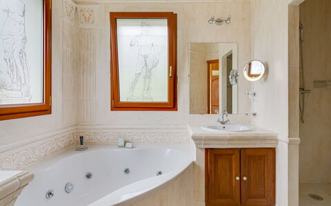 Caliopa: Badezimmer, Zimmer, Eigentum, Badezimmerschrank, Bad Zubehör, Wand, Interior Design, Fliese, Haus, Fussboden