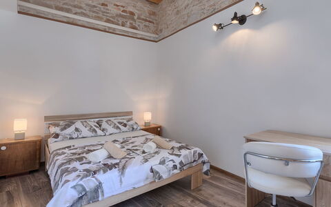 Evelina: Schlafzimmer, Möbel, Zimmer, Eigentum, Bett, Wand, Bettrahmen, Bettdecke, Interior Design, Bedding