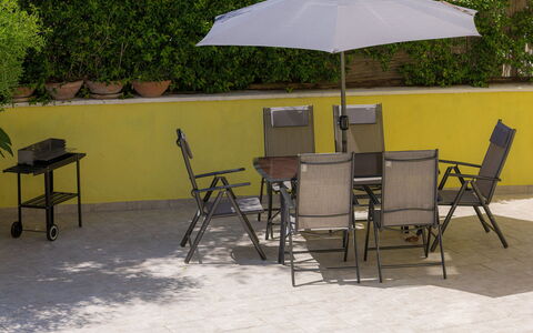 Evelina: Tabelle, Möbel, Pflanze, Stuhl, Regenschirm, Tisch Im Freien, Schatten, Gartenmöbel, Interior Design, Baum