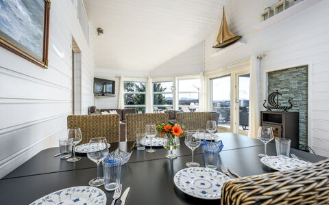 Sjøbuvågen: Möbel, Interior Design, Flooring, Fussboden, Decke, Holz, Stuhl, Esszimmer, Tabelle, Küche & Esszimmer Tisch