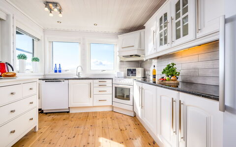 Sjøbuvågen: Holz, Küche, Flooring, Interior Design, Cabinetry, Küchengerät, Major Appliance, Decke, Zuhause, Countertop