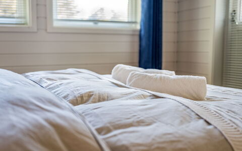 Sjøbuvågen: Schlafzimmer, Linens, Textil, Bettdecke, Bedding, Interior Design, Bett, Fensterabdeckung, Zimmer, Fensterbehandlung