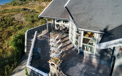 Sjøbuvågen: Die Architektur, Dach, Zuhause, Veranda, Verbundwerkstoff, Hütte, Treppe, Steigung, Estate, Schatten