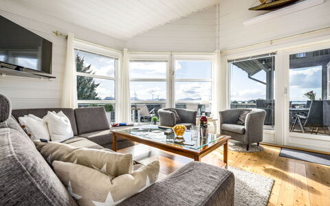 Sjøbuvågen: Holz, Zuhause, Haus, Decke, Couch, Hütte, Wohnzimmer, Tür, Hartholz