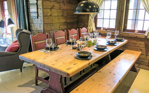 Prestebu: Tabelle, Möbel, Geschirr, Fenster, Interior Design, Holz, Gebäude, Haus, Stuhl, Pflanze