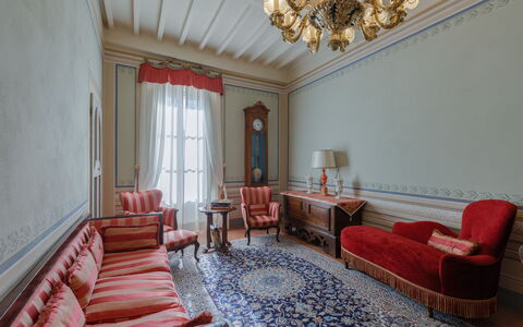 Appartamento Zefferini: Möbel, Eigentum, Bilderrahmen, Gebäude, Couch, Komfort, Interior Design, Textil, Holz, Tabelle